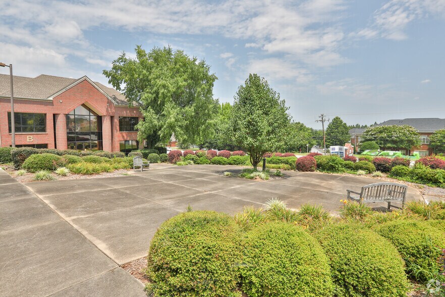 330 Pelham Rd, Greenville, SC à louer - Photo de l’immeuble – Image 3 sur 10