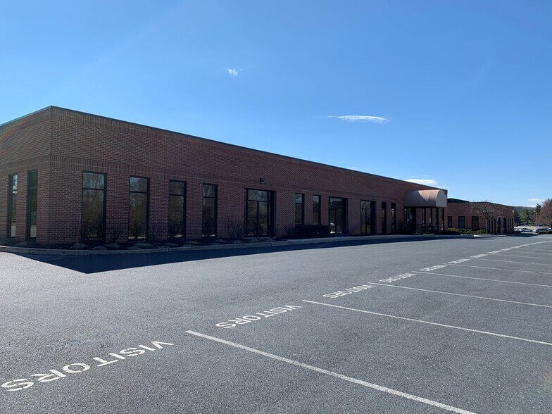 3913 Hartzdale Dr, Camp Hill, PA à louer - Photo de l’immeuble – Image 2 sur 9