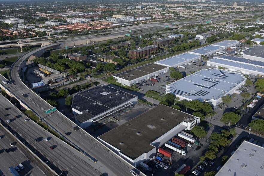 1325 NW 78th Ave, Doral, FL à louer - Photo de l’immeuble – Image 3 sur 14