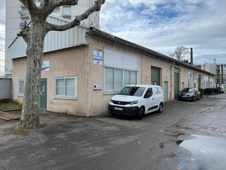 101 Boulevard Irène Joliot Curie, Vénissieux à louer - Photo de l’immeuble – Image 2 sur 15