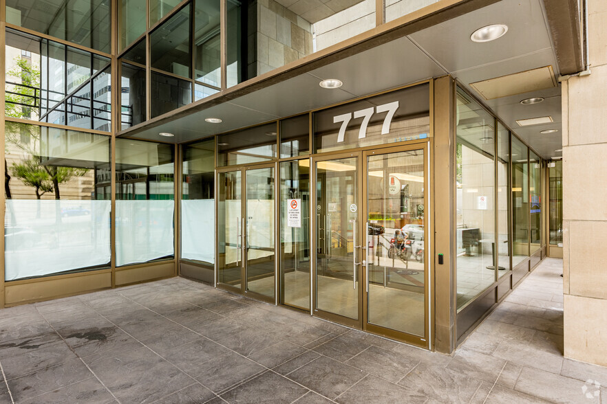 1060 Boul Robert-Bourassa, Montréal, QC à louer - Photo de l’immeuble – Image 3 sur 4