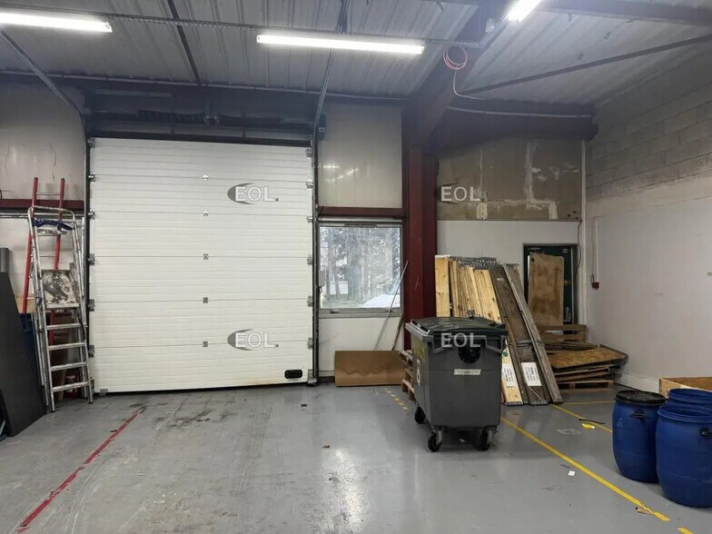 Local d’activités dans Villebon-sur-Yvette à louer - Photo de l’immeuble – Image 3 sur 4