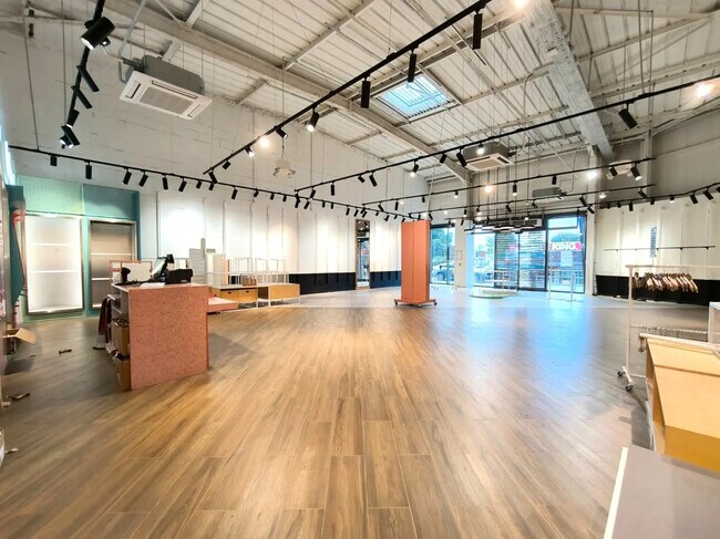 Plus de détails pour Local commercial à louer