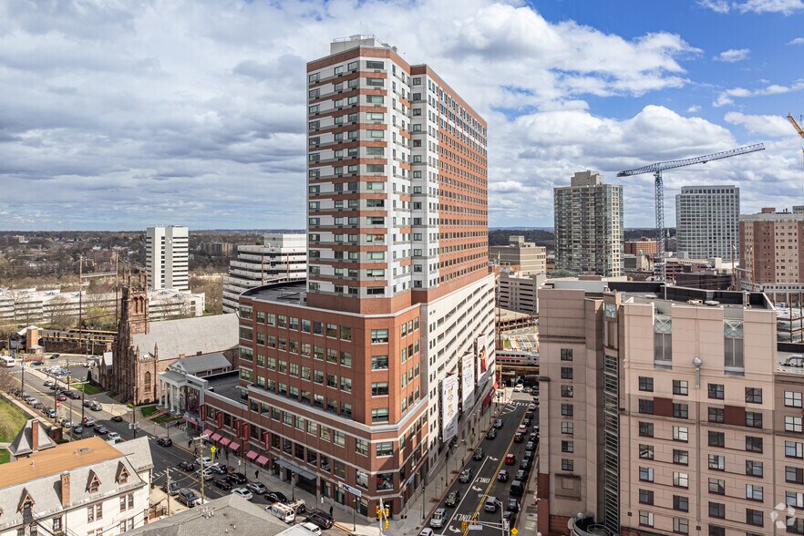 5 Easton Ave, New Brunswick, NJ à louer - Photo de l’immeuble – Image 3 sur 3