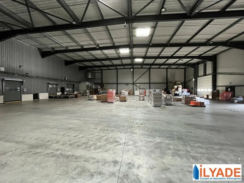 Industriel/Logistique dans Meyreuil à vendre - Photo de l’immeuble – Image 2 sur 10