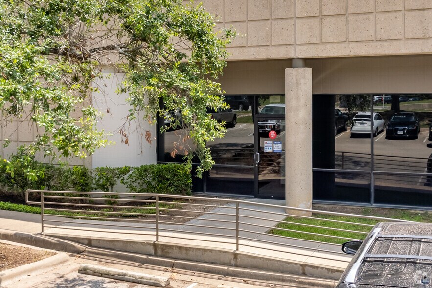 2111 Braker Ln, Austin, TX à louer - Photo de l’immeuble – Image 3 sur 21