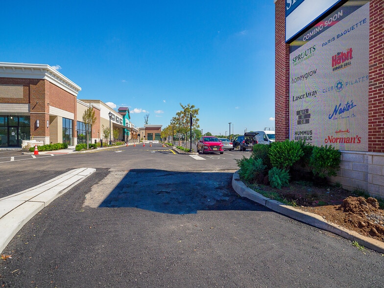 1000 Saint Georges Ave, Avenel, NJ à louer - Photo de l’immeuble – Image 2 sur 25