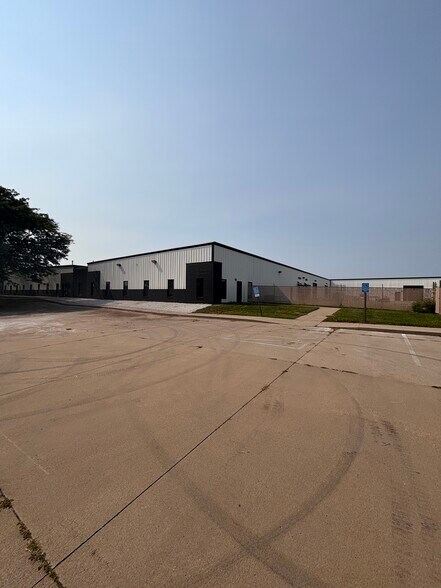 1800 Hull Ave, Des Moines, IA à louer - Photo de l’immeuble – Image 1 sur 34