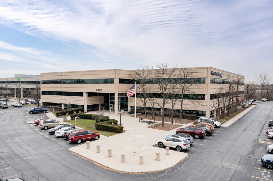 3030 W Salt Creek Ln, Arlington Heights, IL à louer - Photo de l’immeuble – Image 1 sur 8