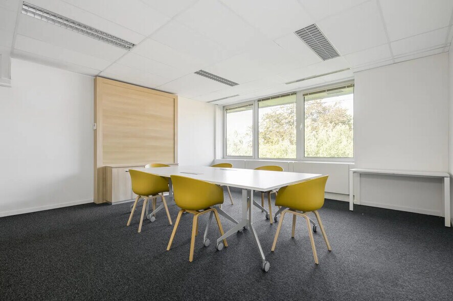 117 Allée Des Parcs, Saint-Priest à louer - Photo de l’immeuble – Image 1 sur 10