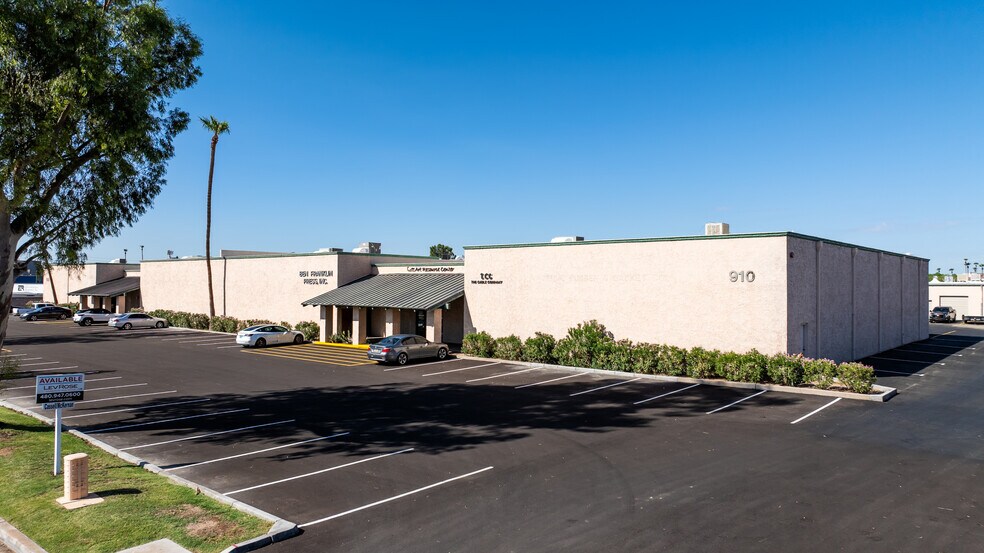 910 S Hohokam Dr, Tempe, AZ à louer - Photo de l’immeuble – Image 2 sur 20