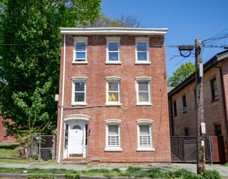88 Clinton St, Newburgh, NY à vendre - Photo principale – Image 1 sur 28