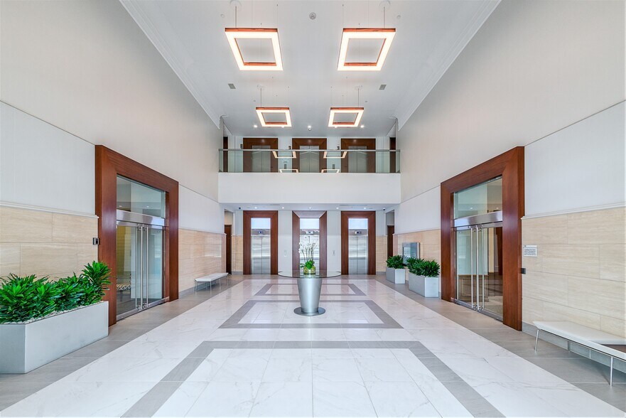 3860 W Northwest Hwy, Dallas, TX à louer - Photo de l’immeuble – Image 2 sur 7