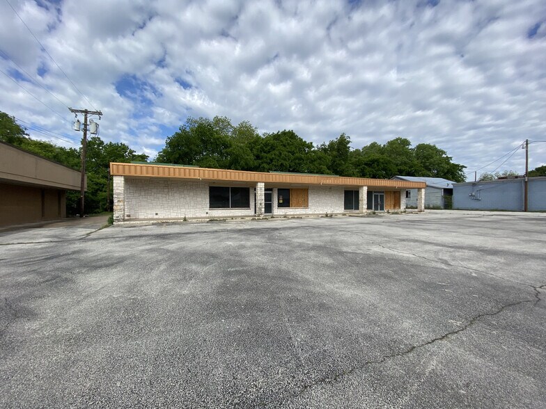 813-817 N Grand Ave, Gainesville, TX à louer - Photo principale – Image 1 sur 11