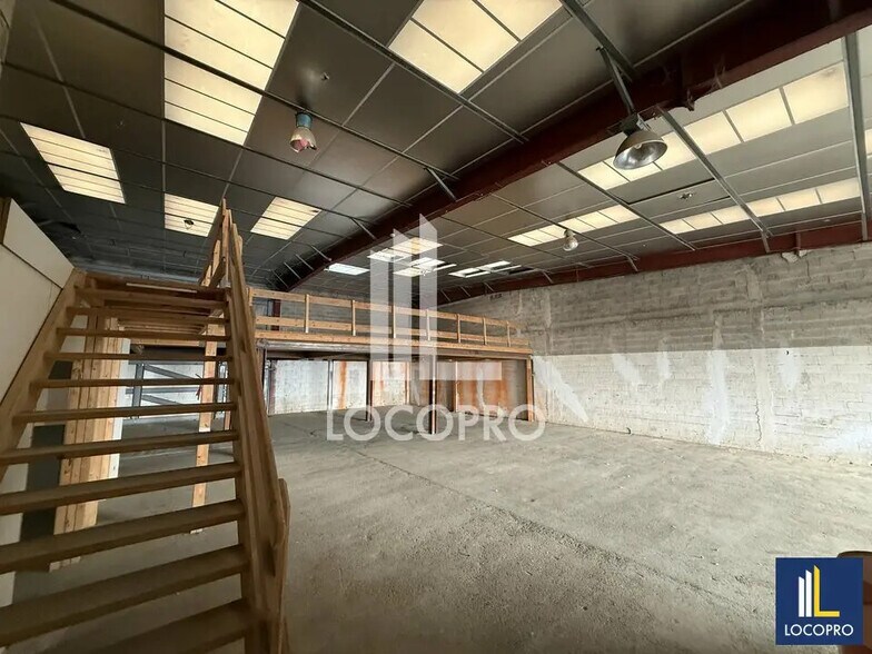 Local d’activités dans Mandelieu-la-Napoule à louer - Photo de l’immeuble – Image 2 sur 9