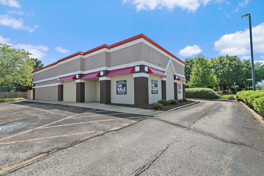 240 Douglas Rd, Oswego, IL à louer - Photo de l’immeuble – Image 2 sur 37