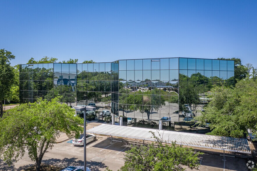 222 Pennbright Dr, Houston, TX à louer - Photo de l’immeuble – Image 2 sur 15