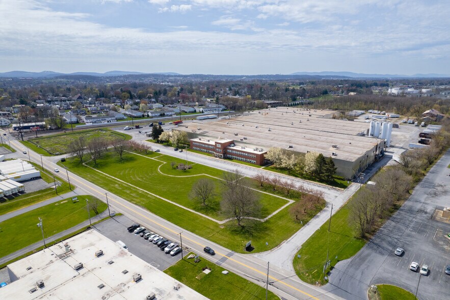 465 Railroad Ave, Camp Hill, PA à louer - Photo de l’immeuble – Image 2 sur 5