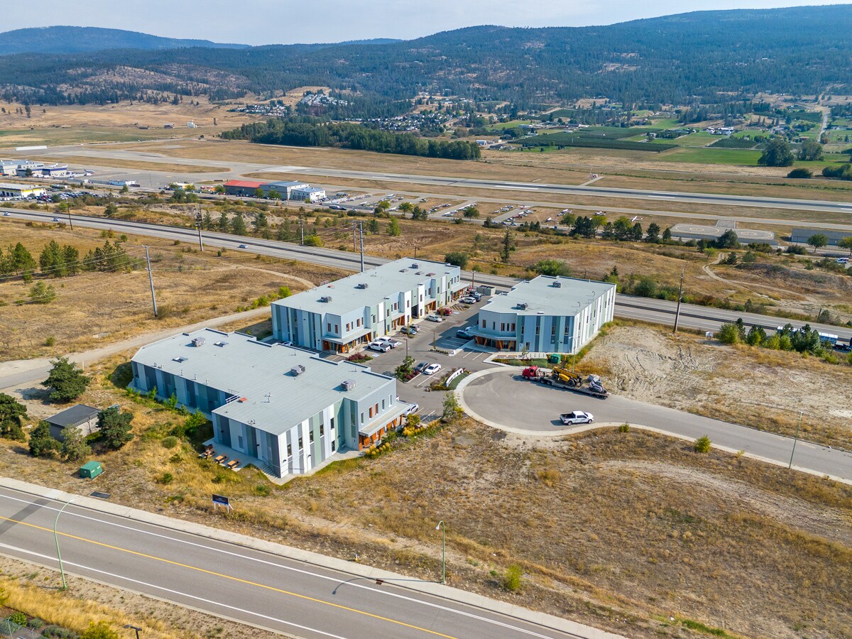 2175 Optic Crt, Kelowna, BC à louer Photo principale– Image 1 sur 20