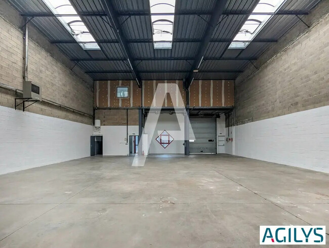 Plus de détails pour Local d'activités à louer