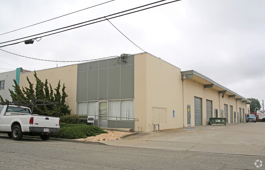 2214-2254 American Avenue, Hayward, CA portefeuille de 2 biens à vendre sur LoopNet.fr - Photo de l’immeuble – Image 2 sur 3