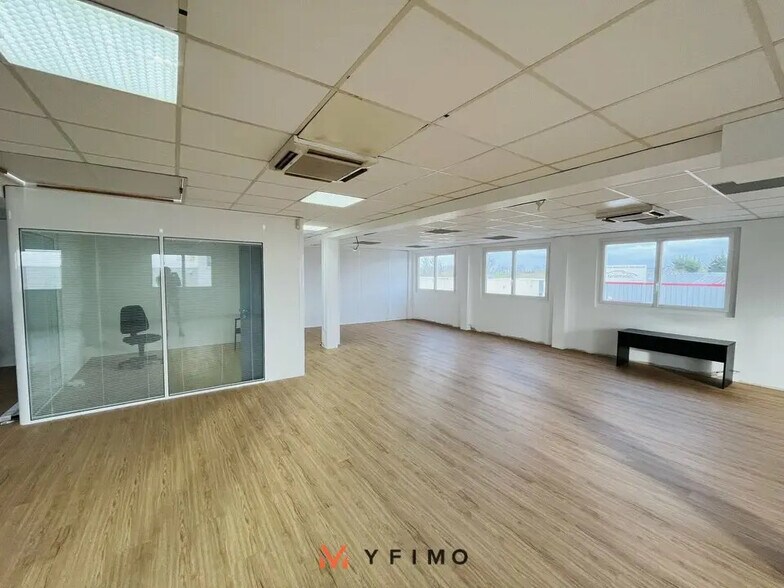 Bureau dans Buc à louer - Photo de l’immeuble – Image 2 sur 4