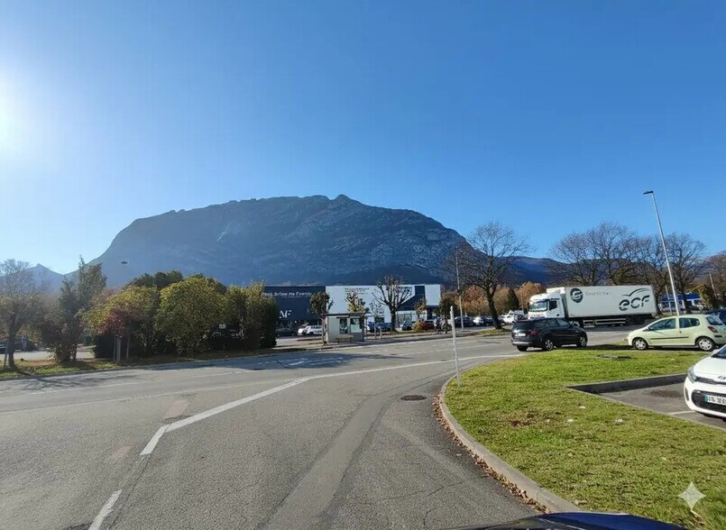 Local commercial dans SAINT EGREVE à louer - Photo de l’immeuble – Image 3 sur 6