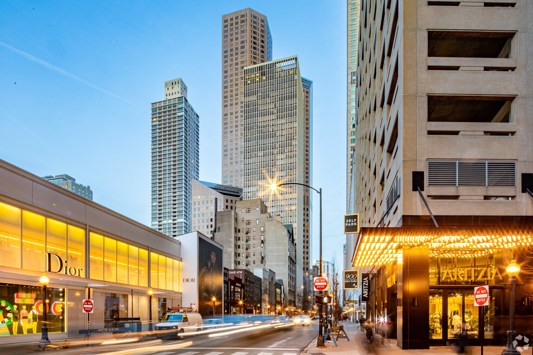 100 E Walton Pl, Chicago, IL à louer Photo de l’immeuble– Image 1 sur 4