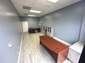 17011 Alico Commerce Ct, Fort Myers, FL à louer Photo intérieure– Image 2 sur 4