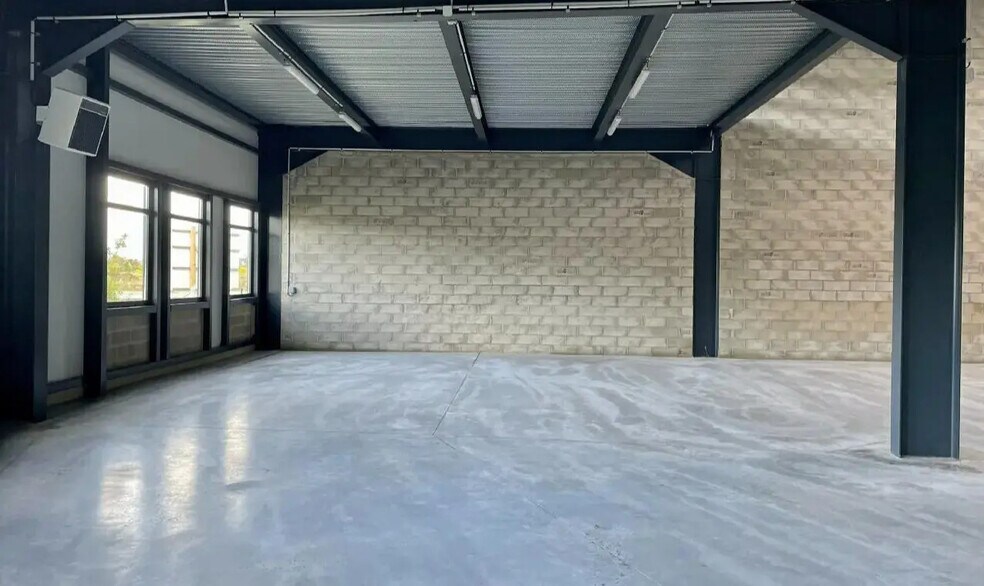 Local d'activités dans Marines à vendre - Photo de l’immeuble – Image 1 sur 13