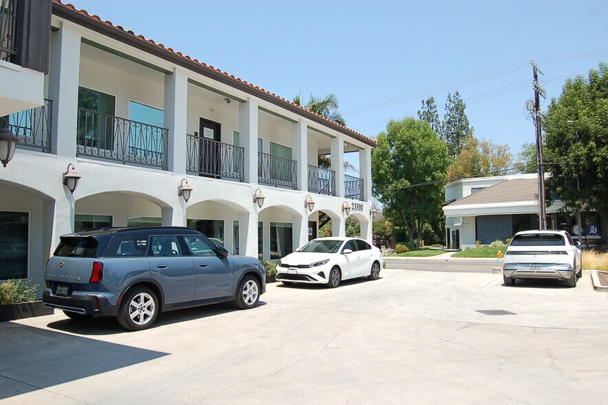 23300 Ventura Blvd, Woodland Hills, CA à louer - Photo de l’immeuble – Image 2 sur 26