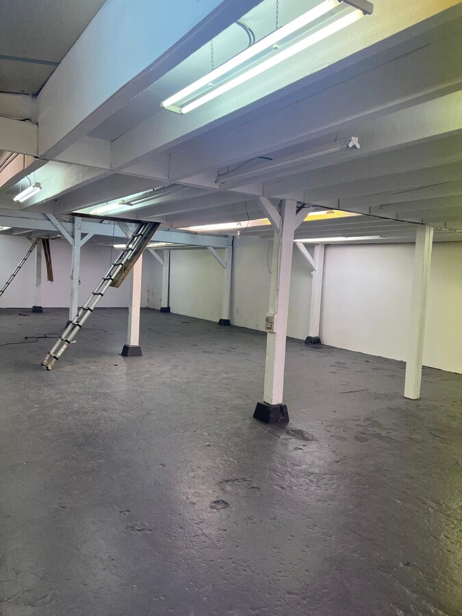 57 Rue D'Avron, Paris, PAR 75020 -  -  - Photo intérieure - Image 1 of 3