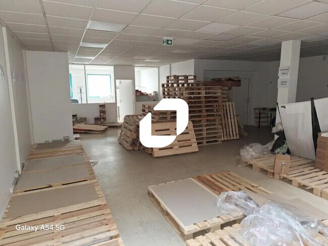 Plus de détails pour Local d'activités à louer