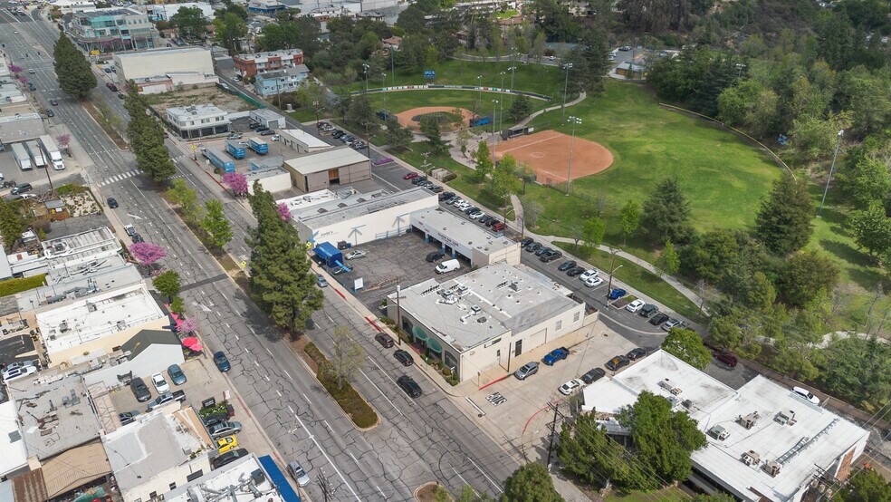 3450 N Verdugo Rd, Glendale, CA à vendre - Photo de l’immeuble – Image 2 sur 30