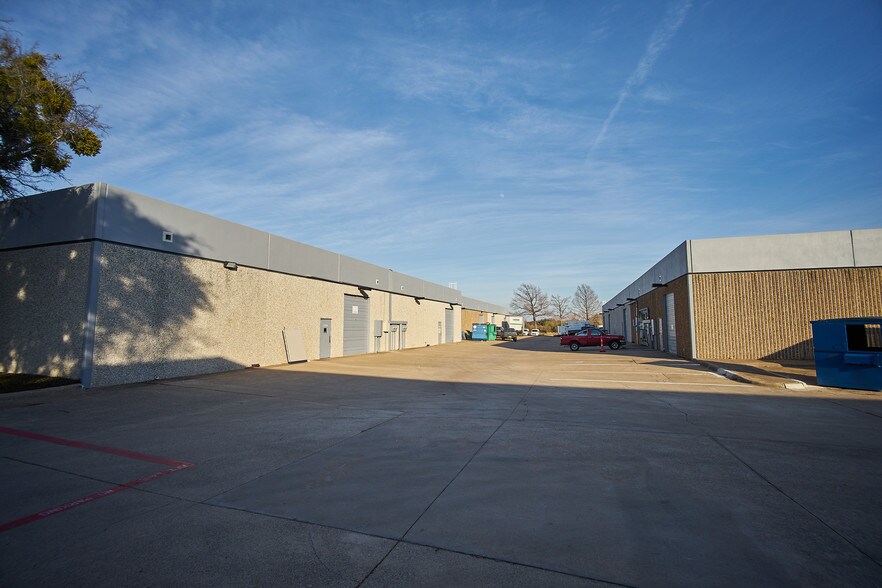 8406 Sterling St, Irving, TX à louer - Photo de l’immeuble – Image 3 sur 17