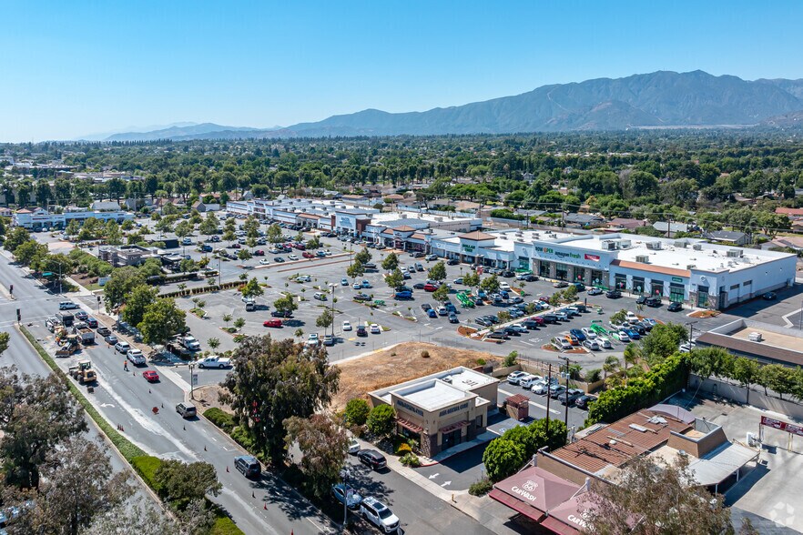 235 E Foothill Blvd, Upland, CA à louer - Photo de l’immeuble – Image 2 sur 2