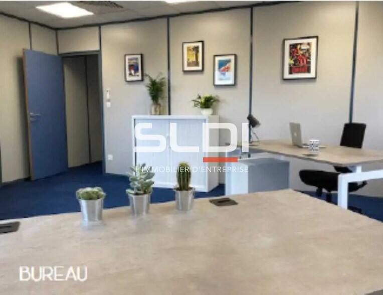 Bureau dans Saint-Quentin-Fallavier à vendre - Photo de l’immeuble – Image 2 sur 6