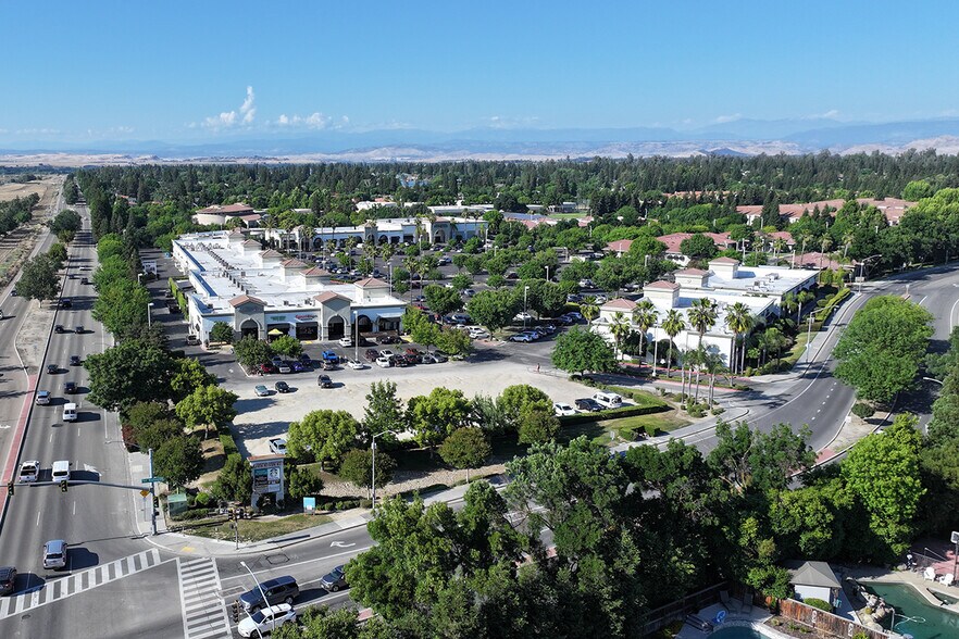 9433-9447 N Fort Washington Rd, Fresno, CA à louer - Photo de l’immeuble – Image 2 sur 9