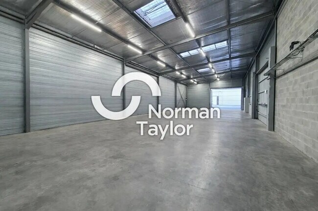 Plus de détails pour Local d'activités à louer