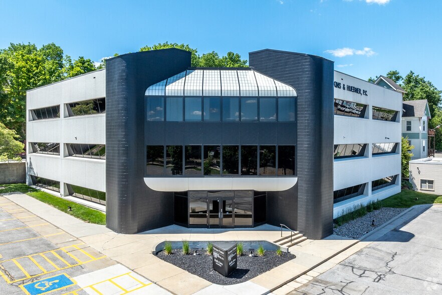 2700 Grand Ave, Des Moines, IA à louer - Photo de l’immeuble – Image 1 sur 7