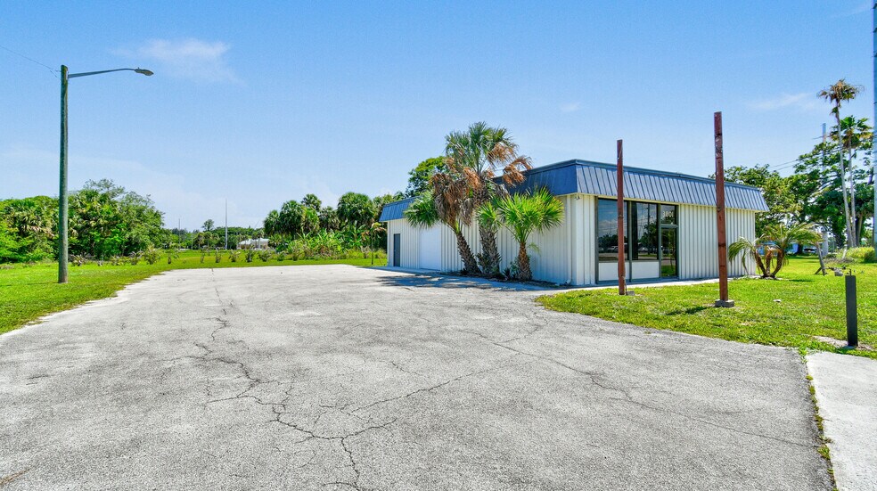 3801 Okeechobee Rd, Fort Pierce, FL à louer - Photo de l’immeuble – Image 2 sur 11