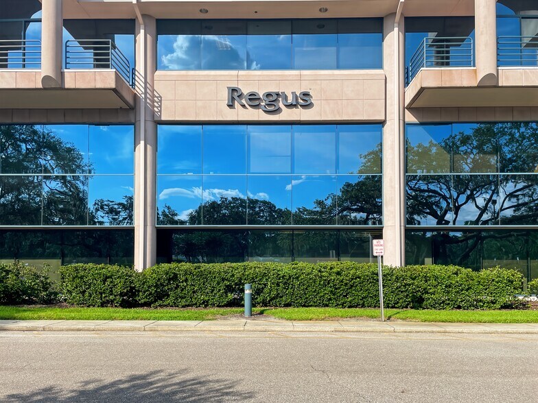 15310 Amberly Dr, Tampa, FL à louer - Photo de l’immeuble – Image 3 sur 10