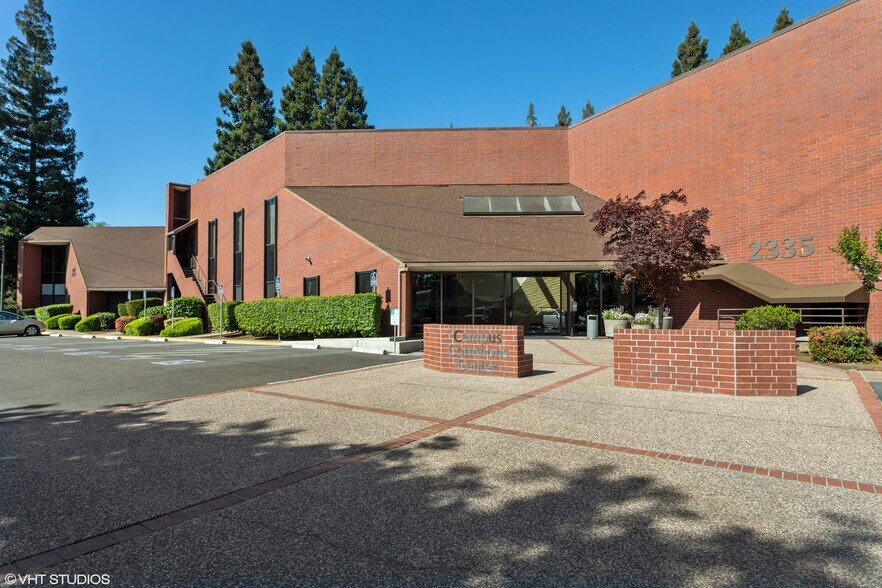 2335 American River Dr, Sacramento, CA à louer - Photo de l’immeuble – Image 2 sur 18