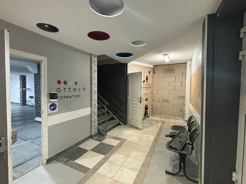 Local commercial dans Martigues à louer - Hall d’entrée – Image 2 sur 12
