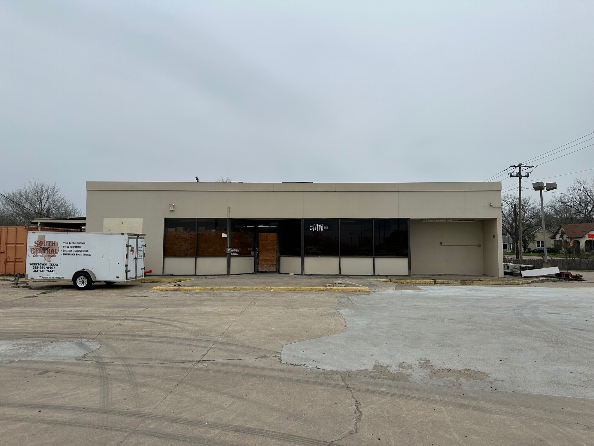 503 W Main St, Yorktown, TX à louer Photo principale– Image 1 sur 2