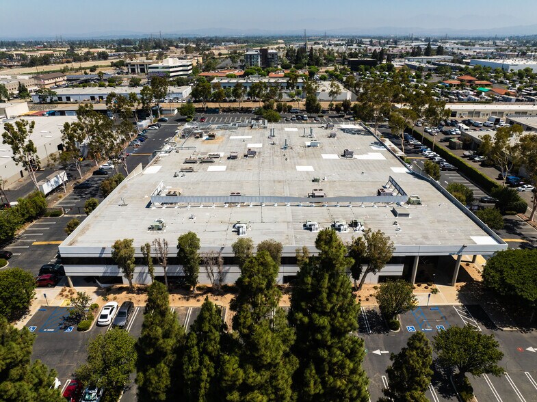 1717 W Collins Ave, Orange, CA à louer - Photo de l’immeuble – Image 2 sur 16