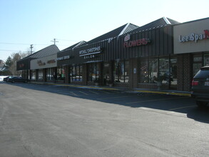 26W225 Geneva Rd, Wheaton, IL à louer Photo de l’immeuble– Image 2 sur 2