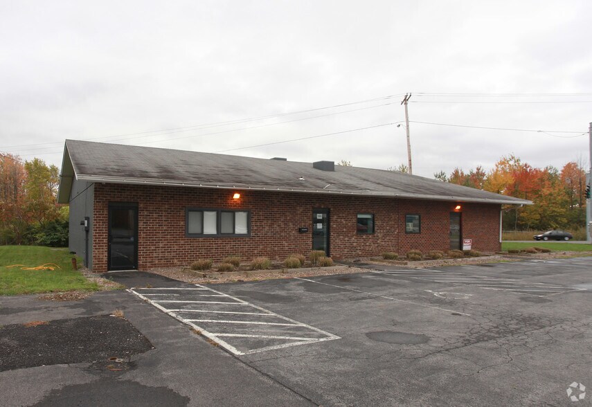 105 Kreischer Rd, North Syracuse, NY à vendre - Photo principale – Image 1 sur 21
