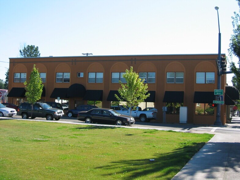 106 N Howard St, Newberg, OR à louer - Photo de l’immeuble – Image 2 sur 2