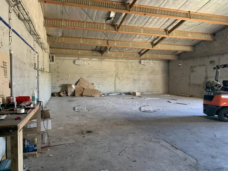 Local d'activités dans Peyrolles-en-Provence à vendre - Photo de l’immeuble – Image 2 sur 5